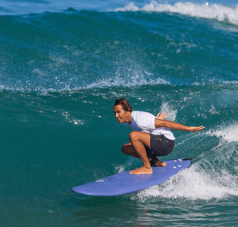 Ván ngắn (Shortboard) với thiết kế mũi nhọn là vũ khí tối tân cho những pha cắt sóng và bay người nghệ thuật.