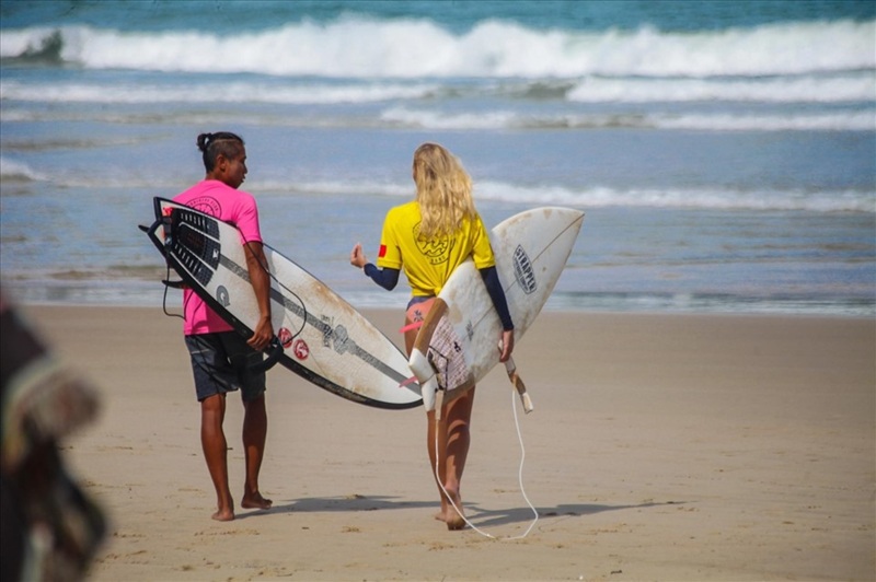 Ván lai (Funboard) dung hòa giữa độ ổn định của ván dài và tính linh hoạt của ván ngắn.