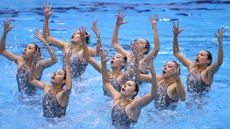Các trọng tài kỹ thuật soi rất kỹ độ chuẩn xác của góc chân và độ cao cơ thể nhô khỏi mặt nước.
