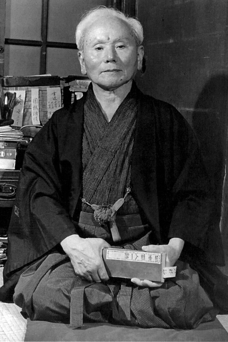 Tổ sư Gichin Funakoshi là người có công lớn trong việc chuẩn hóa hệ thống phân cấp đai trong Karate hiện đại.