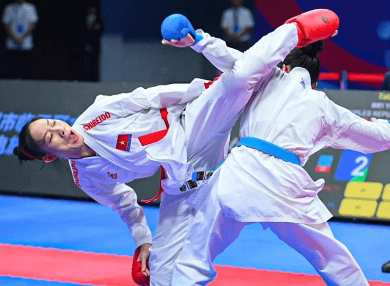Karate WKF ngày nay là môn thể thao Olympic đề cao tính tốc độ, sự chuẩn xác và kiểm soát lực ra đòn.