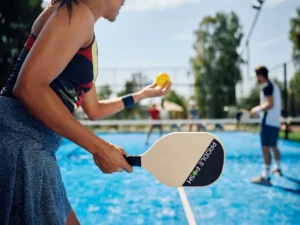 Giao bóng pickleball: Bí quyết làm chủ cú mở màn chuẩn xác