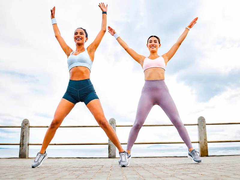 Jumping jack là động tác bật nhảy toàn thân kết hợp mở chân, đưa tay lên cao giúp tăng nhịp tim và cải thiện khả năng phối hợp.