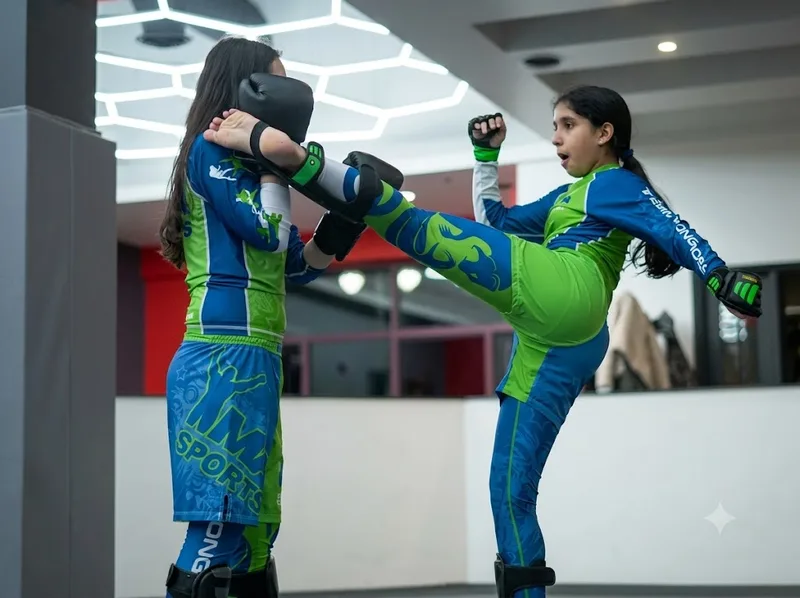 Người mới cần làm quen với stance, footwork và các đòn cơ bản trước khi tăng tốc độ hoặc sức mạnh.