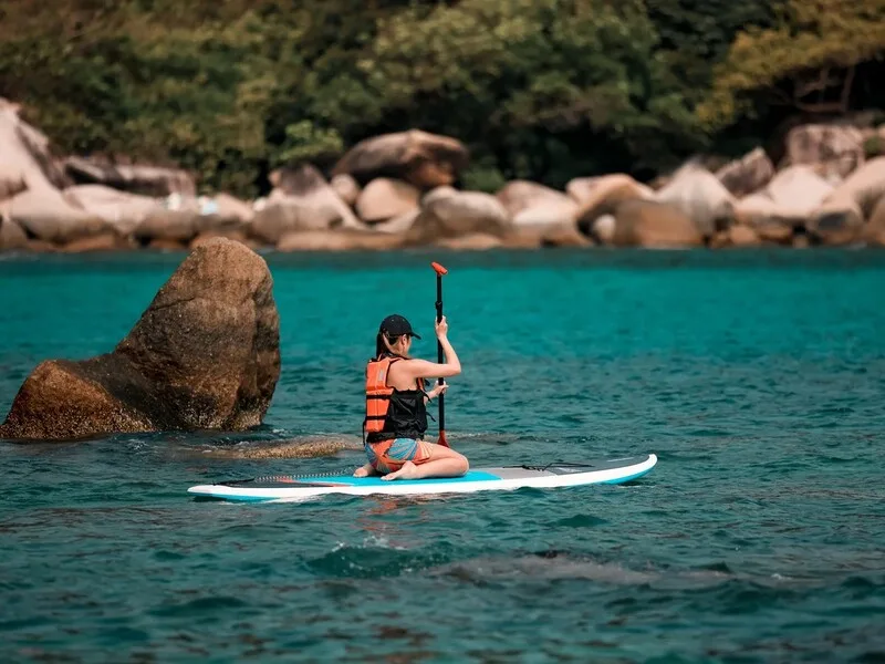 Kỹ thuật chèo SUP đúng giúp người chơi đi thẳng, quay ván hiệu quả và giảm mỏi bằng cách phối hợp vai, thân và cơ lõi.