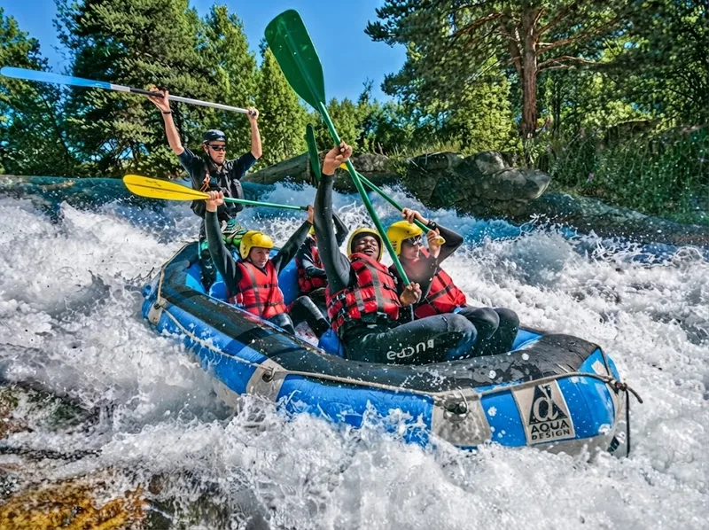Rafting mang đến trải nghiệm kết hợp vận động, khám phá thiên nhiên và thử thách bản thân.
